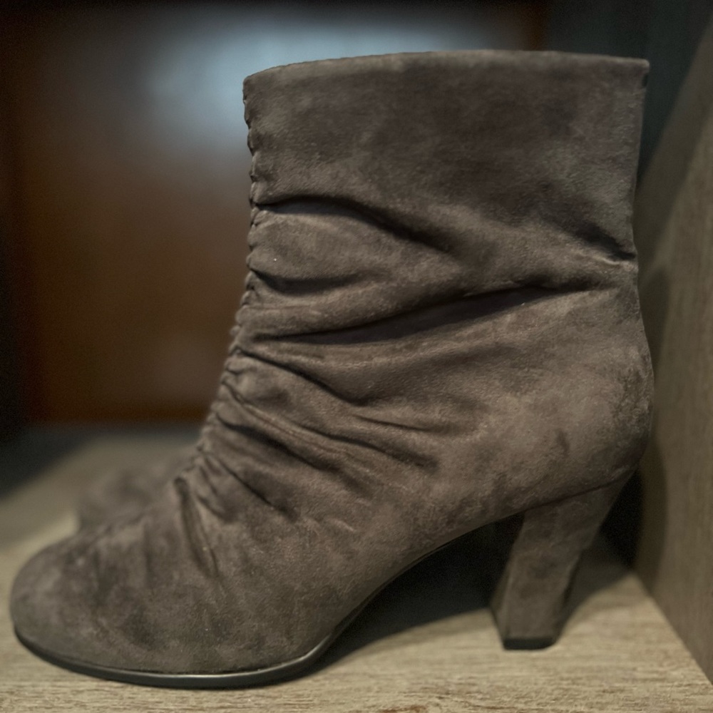 AEROSOLES Good Role Gray Women's Faux Suede Fabric Ankle Booties SIZE 6.5 M